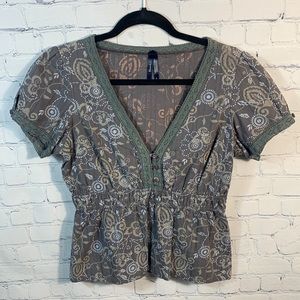 🦋 Fossil Paisley Top Grey Large fits like Med. Elastic Waist  CUTE Fit! 🦋